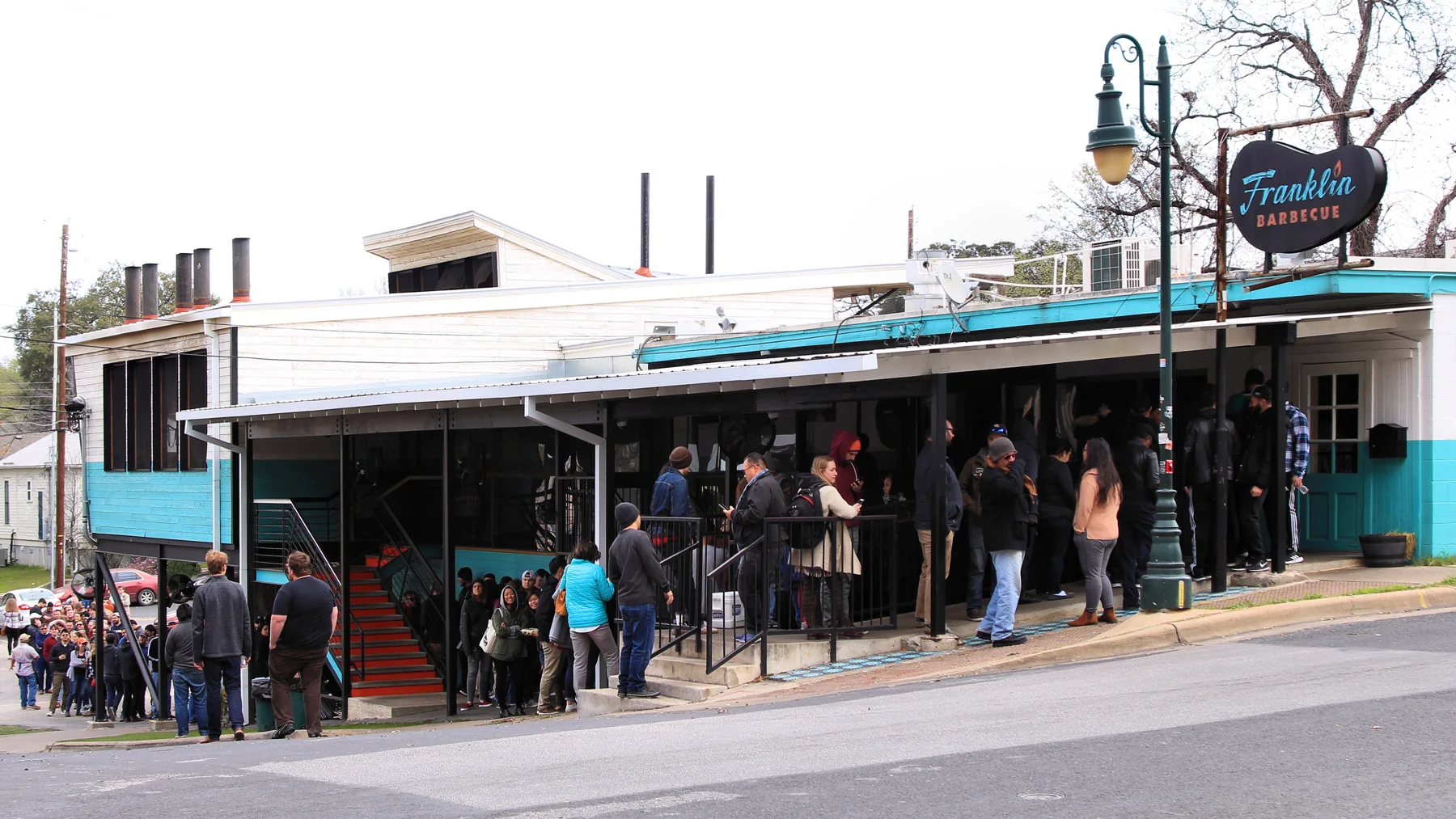 Franklin Barbecue in Austin vor der Öffnung zum Mittagessen; Aufnahme Februar 2019.